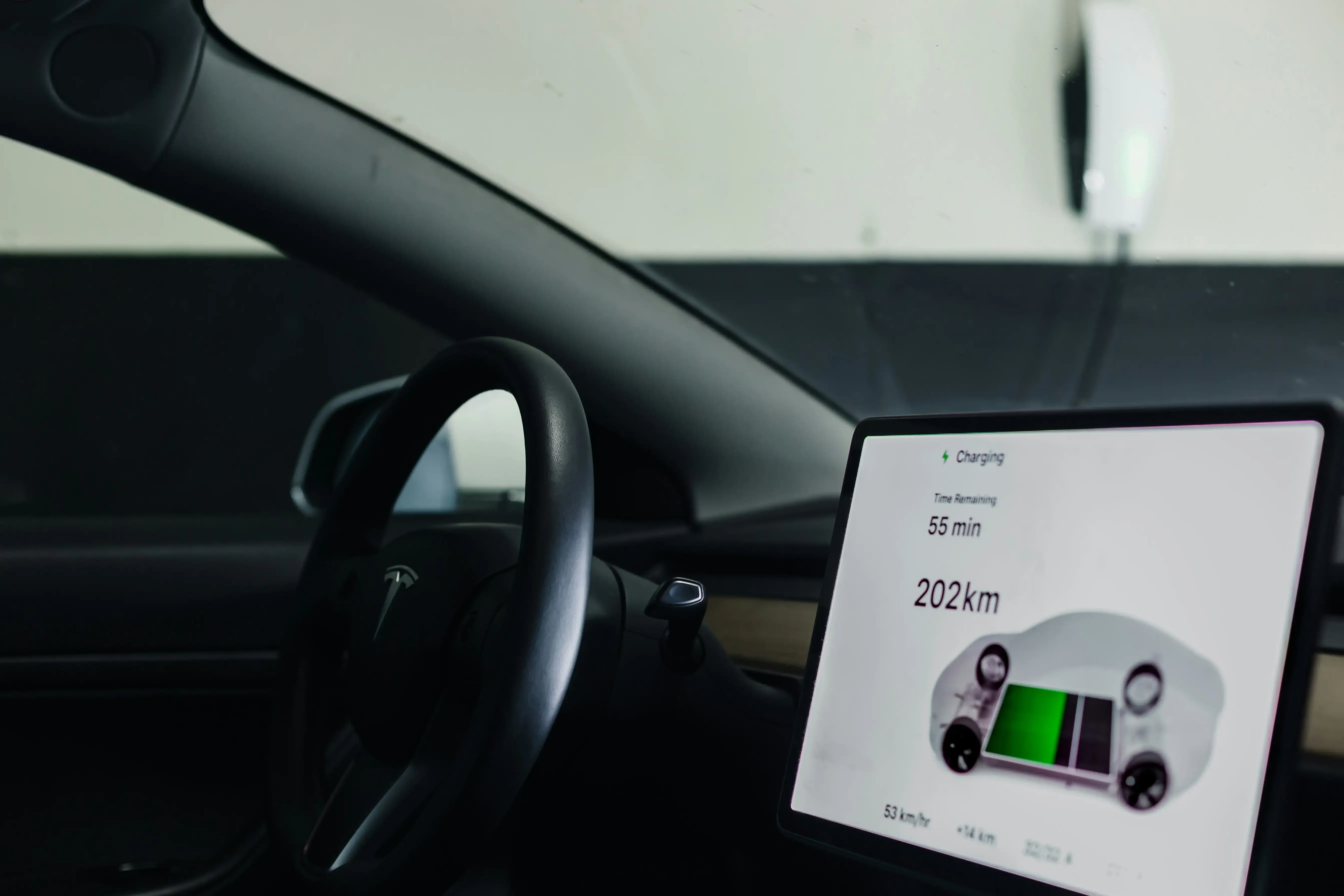 Schermo dell'infotainment di un'auto elettrica che mostra il download di un aggiornamento software OTA in corso