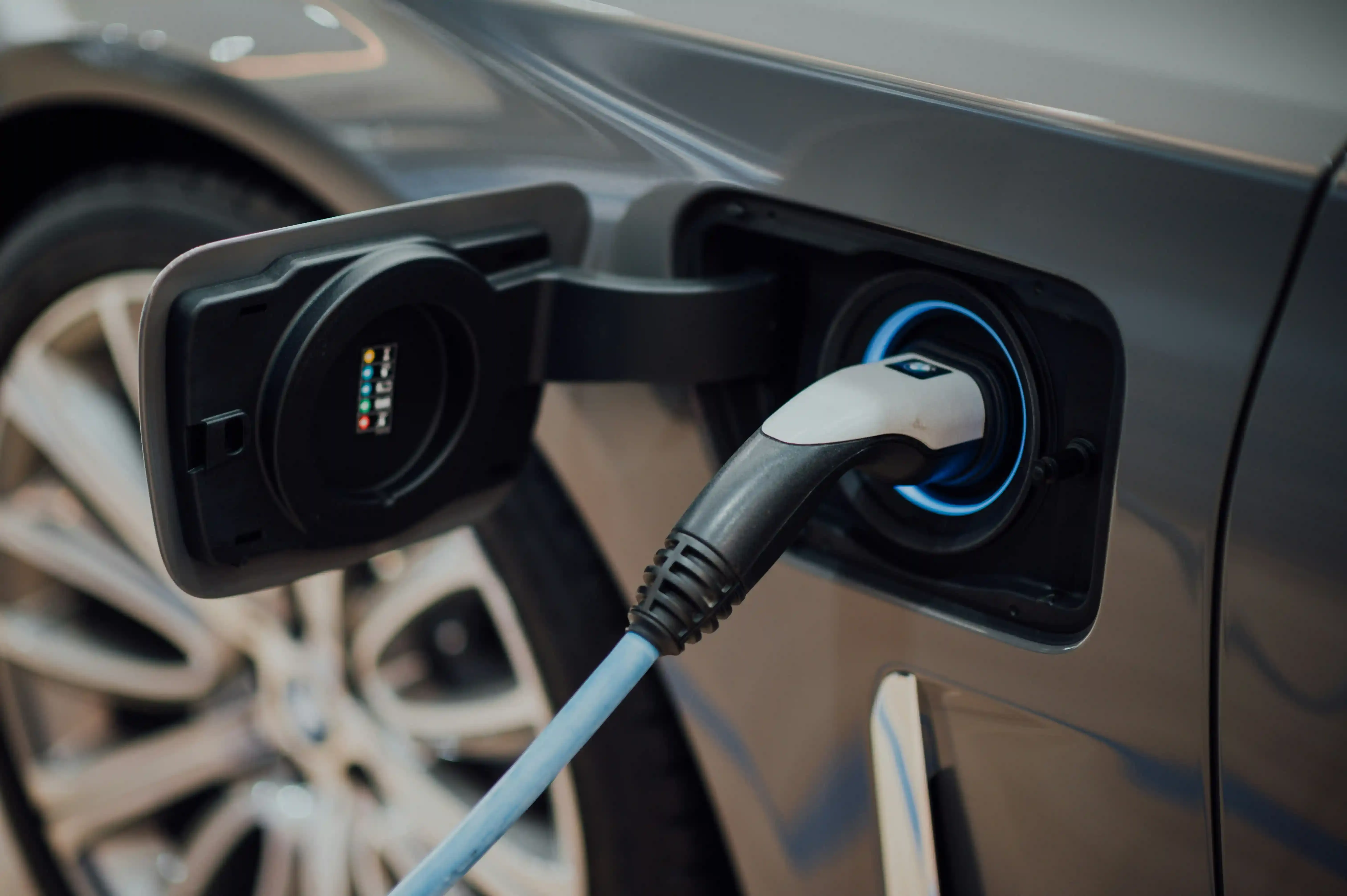 Cavo di ricarica HPC collegato alla presa CCS di un'auto elettrica a 800 volt in una stazione autostradale