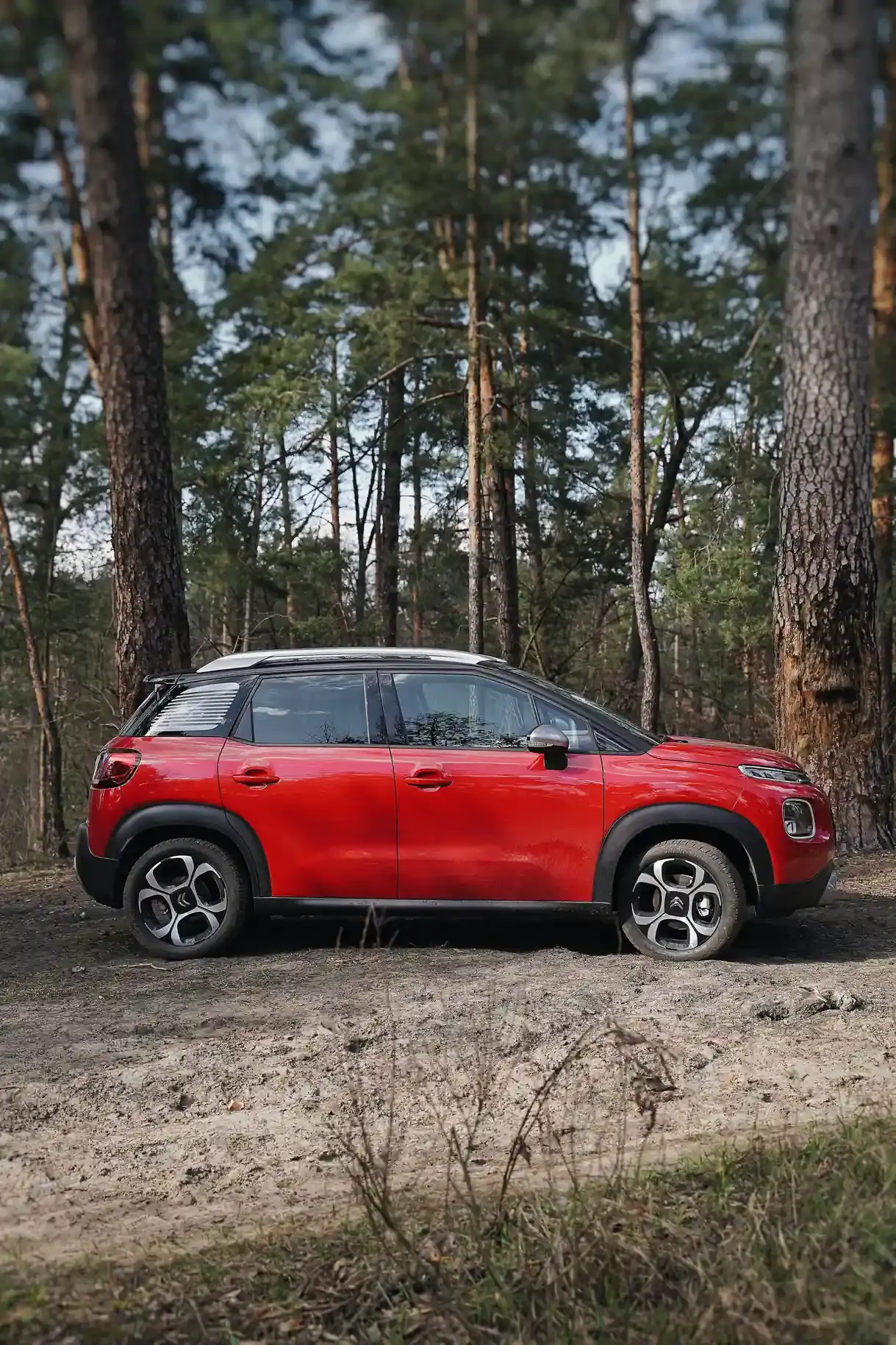 Citroën ë-C3 elettrica blu parcheggiata su una strada urbana, frontale alto con la nuova firma luminosa e calandra a tutta larghezza