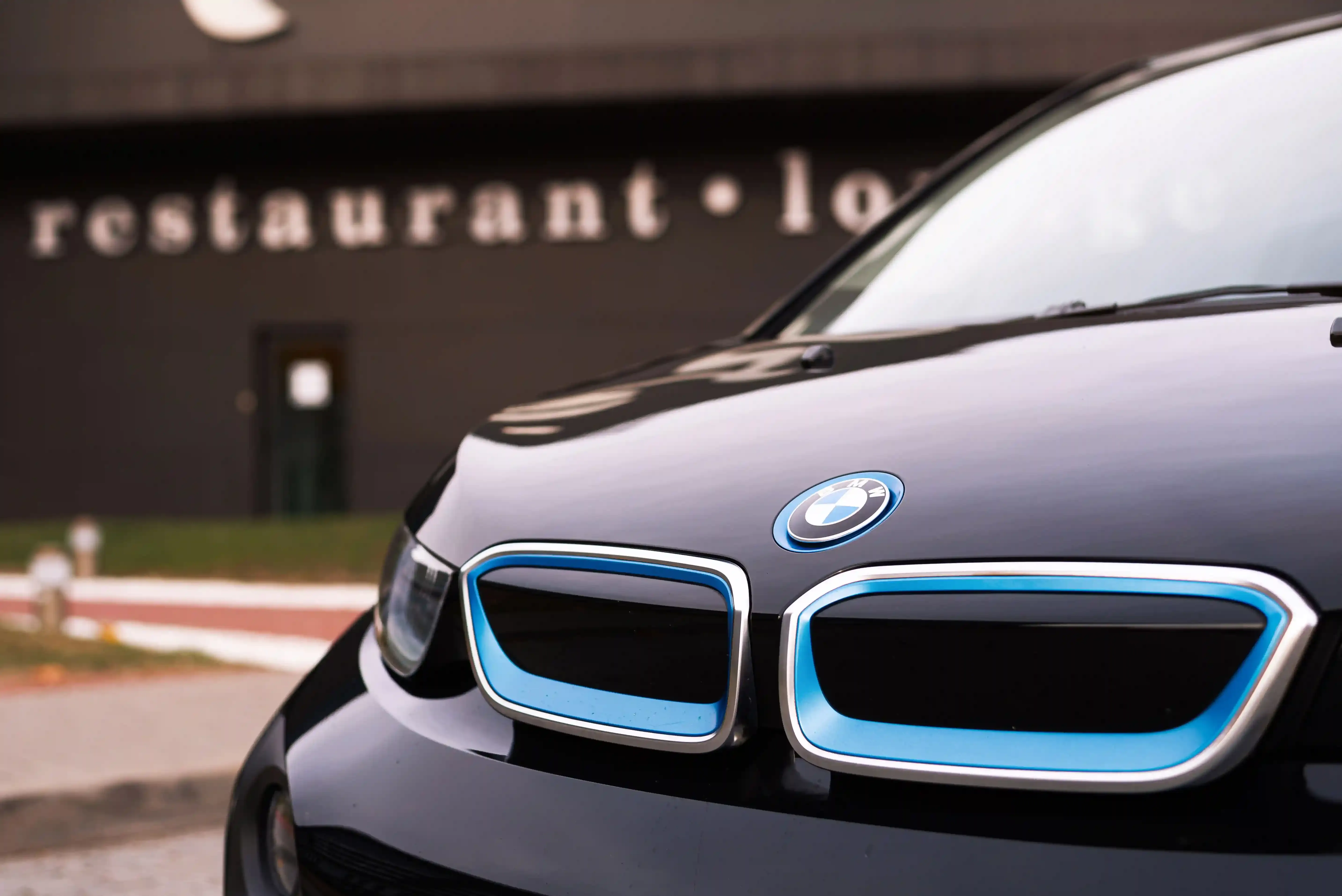 Pacco batteria di un'auto elettrica visto dal basso con schermata dello stato di salute della batteria