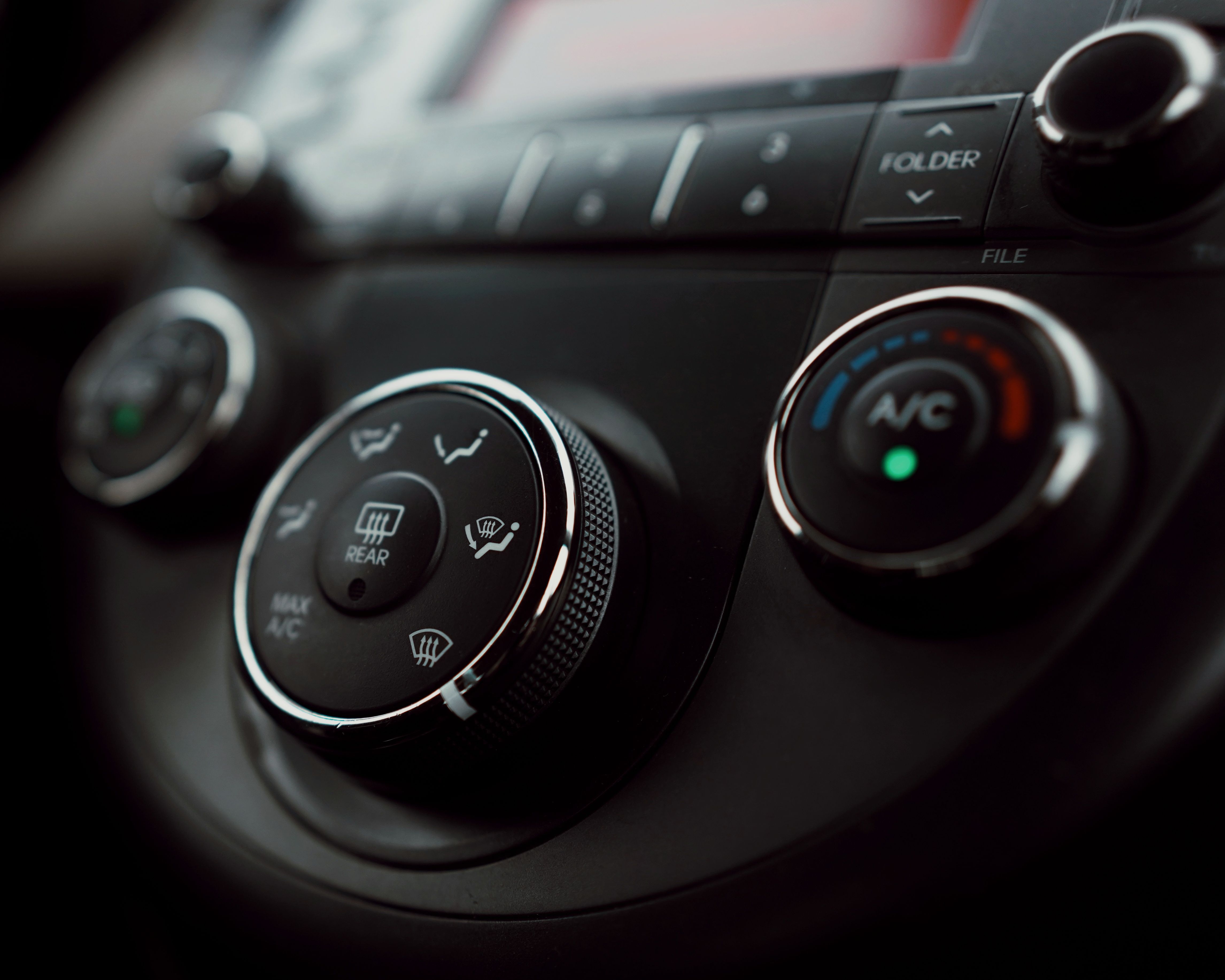 Vano motore di un'auto elettrica con la pompa di calore evidenziata e termometro che segna temperatura sotto zero
