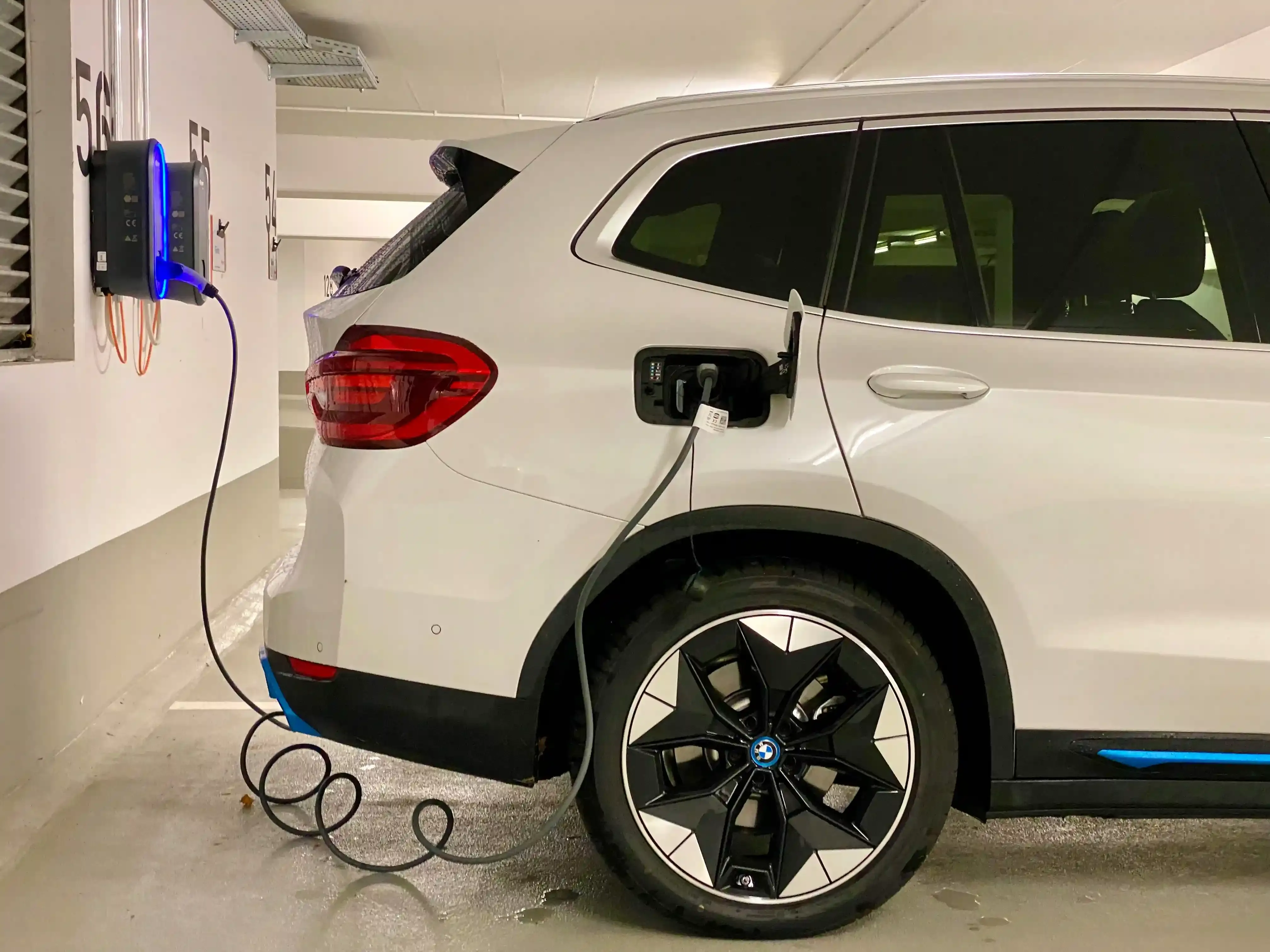 Auto elettriche aziendali in ricarica alle colonnine del parcheggio dipendenti di una sede aziendale