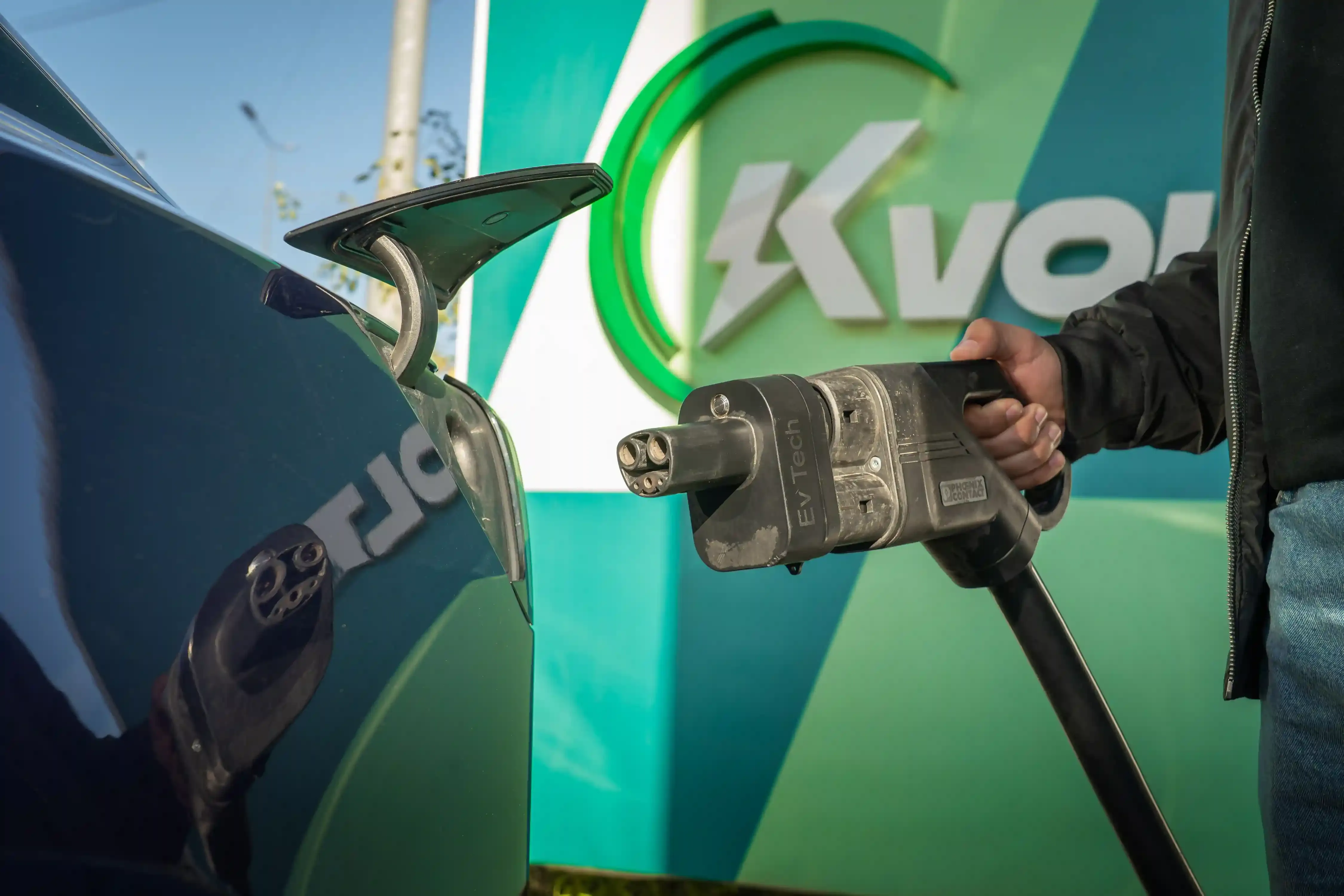 Colonnina di ricarica ultrarapida megawatt di nuova generazione con cavo raffreddato collegato a un'auto elettrica