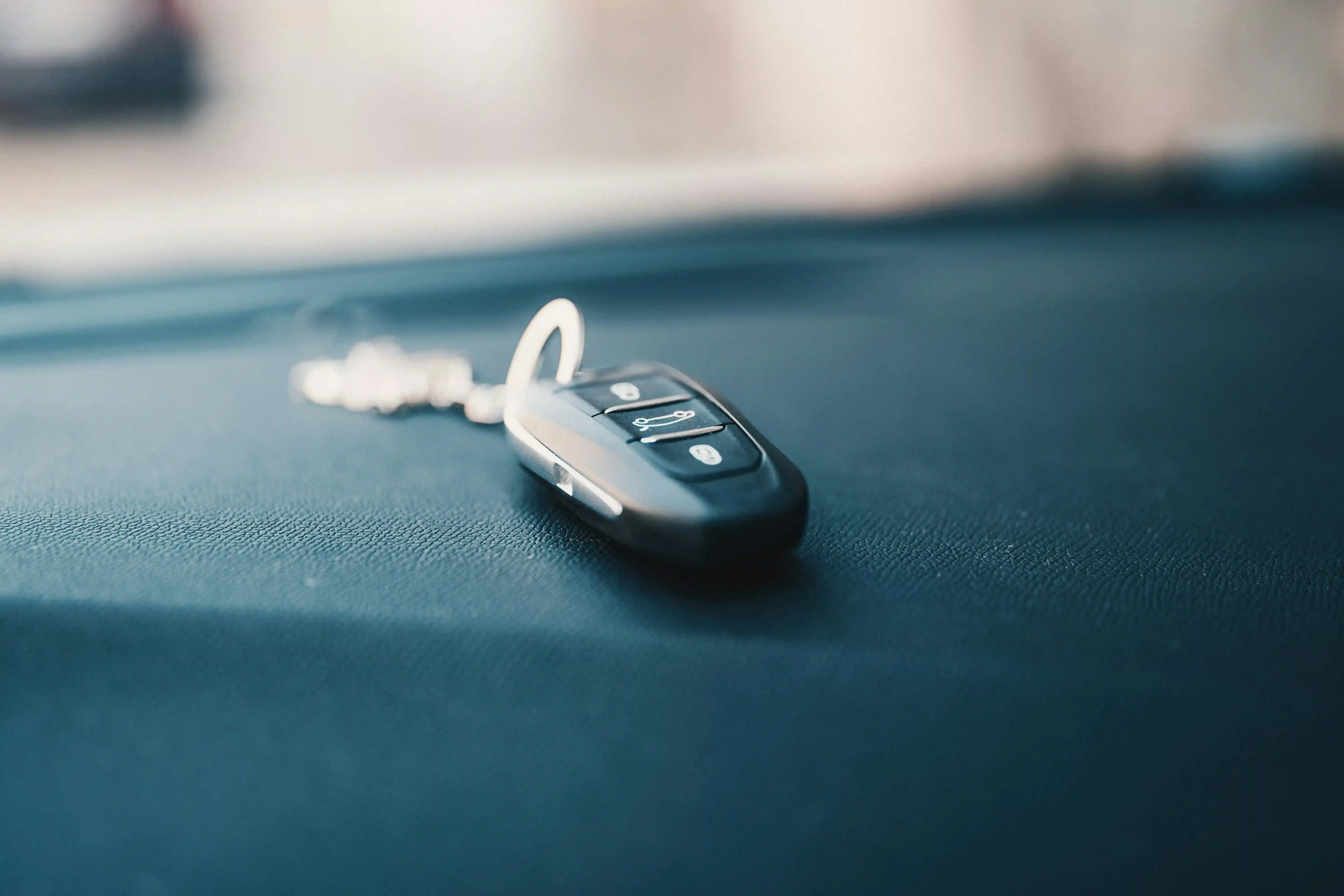 Proprietario consegna le chiavi della sua auto elettrica usata al nuovo acquirente dopo la firma del passaggio di proprietà
