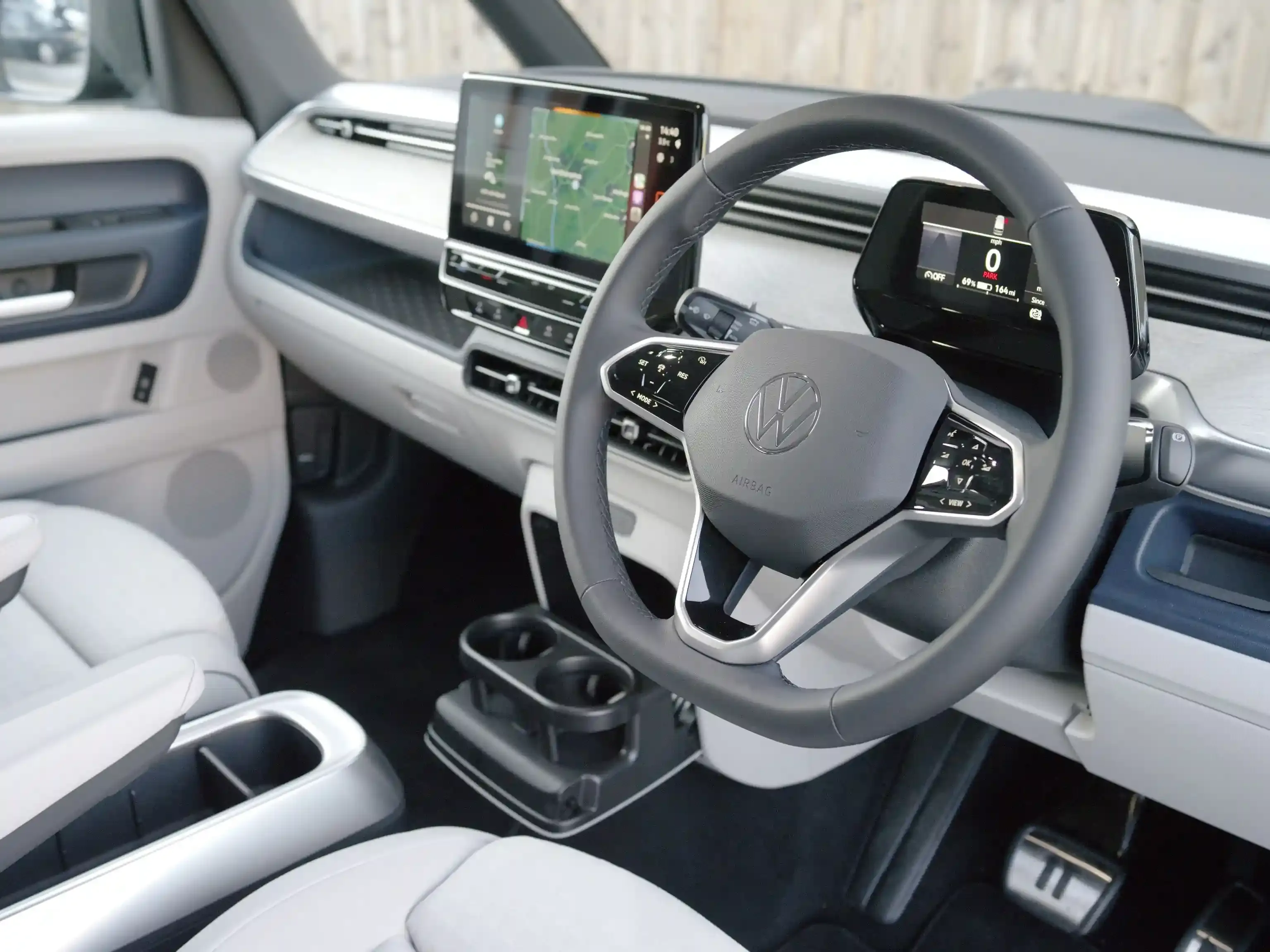 Volkswagen ID.3 grigia in versione Pro vista di tre quarti anteriore, compatta elettrica tedesca a cinque porte su strada urbana